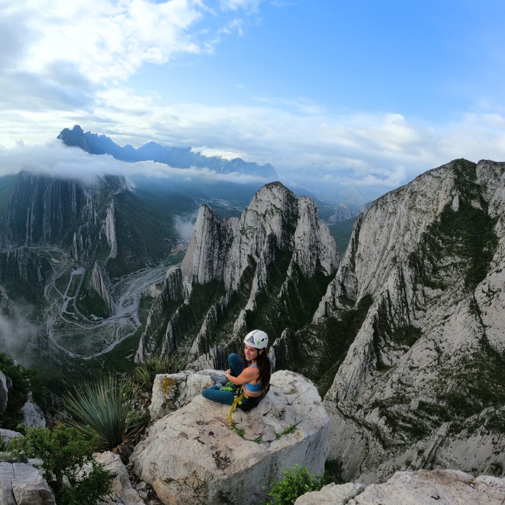 Punto de reunión: 5:00 am. Huasteca Living | Santa Catarina
Temporada: Todo el año, preferentemente invierno
Dificultad: Fácil
Retos: Senderismo, escalada asistida, 3 rapeles