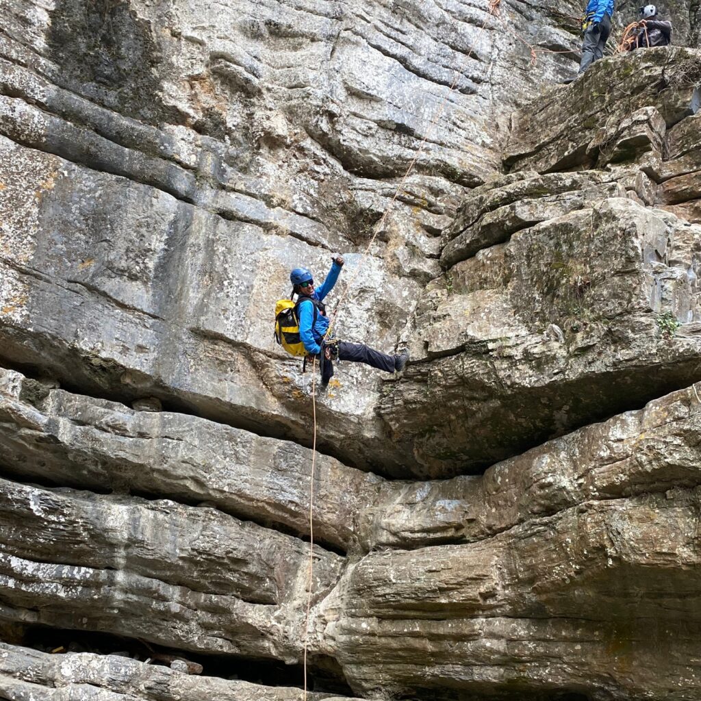 Punto de reunión: 6:30 pm. Estacionamiento Hotel Cola de Caballo, Santiago N.L.
Temporada: Marzo a Octubre.
Dificultad: Media.
Retos: Senderismo, nado en río, rapeles, toboganes naturales y mucho más...