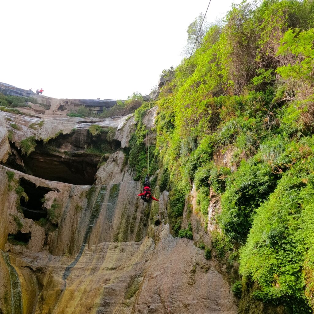 Punto de reunión: 5 am, HEB plaza real Av. Gonzalitos
Temporada: Todo el año, preferentemente verano
Dificultad: Media
Retos: Senderismo, Desescalada, 3 rapeles