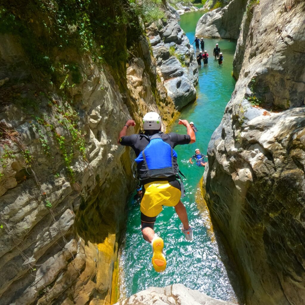 Punto de reunión: 6:30 pm. Estacionamiento Hotel cola de Caballo, Santiago N.L.
 	Temporada: Marzo a Octubre.
 	Dificultad: Intermedia.
 	Retos: Caminata, nado en río, múltiples saltos en agua, 2 rapeles en cascada, toboganes naturales.