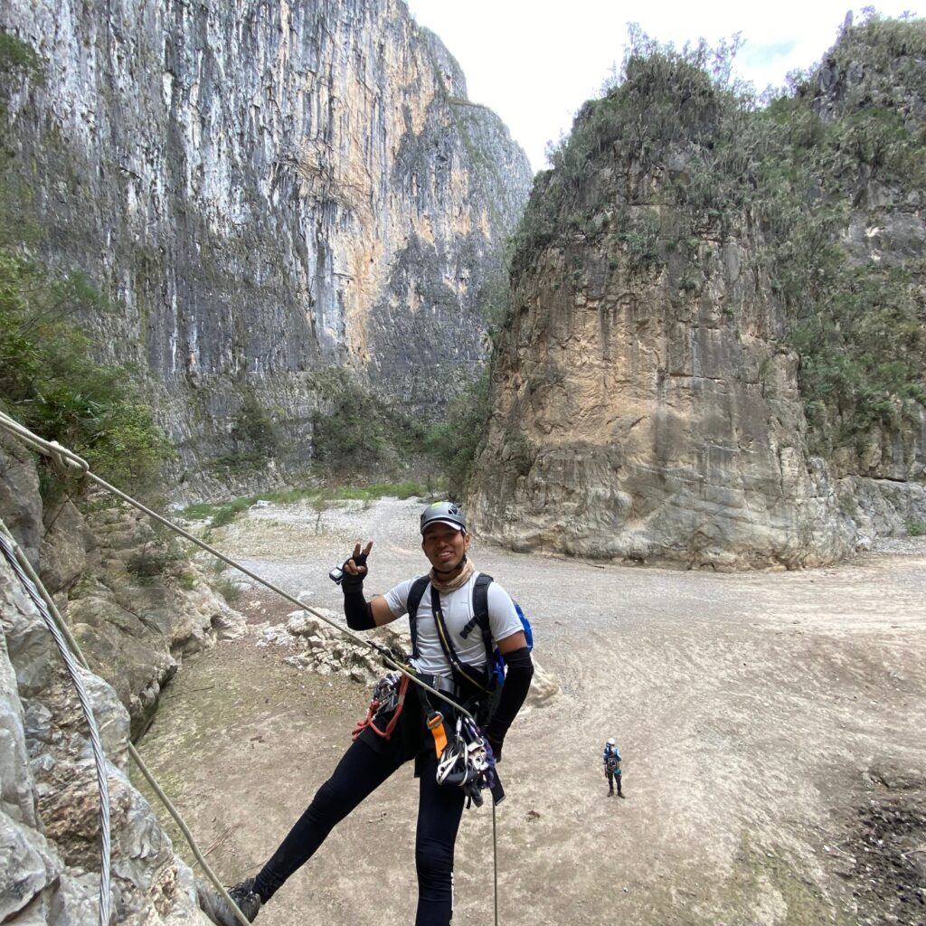 Punto de reunión: 6:30 pm. Estacionamiento Hotel Cola de Caballo, Santiago N.L.
Temporada: Marzo a Octubre.
Dificultad: Media.
Retos: Senderismo, nado en río, rapeles, toboganes naturales y mucho más...