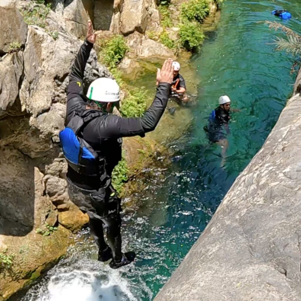 Punto de reunión: 7:00 pm. Estacionamiento Hotel Cola de Caballo, Santiago N.L.
 	Temporada: Marzo a Octubre.
 	Dificultad: Intermedia.
 	Retos: Caminata, nado en río, múltiples saltos al agua, toboganes naturales, vistas impresionantes de la naturaleza.