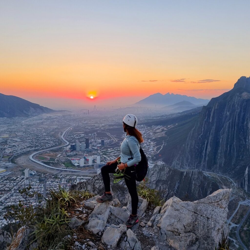 Punto de reunión: 5:00 am. Huasteca Living | Santa Catarina
Temporada: Todo el año, preferentemente invierno
Dificultad: Fácil
Retos: Senderismo, escalada asistida, 3 rapeles