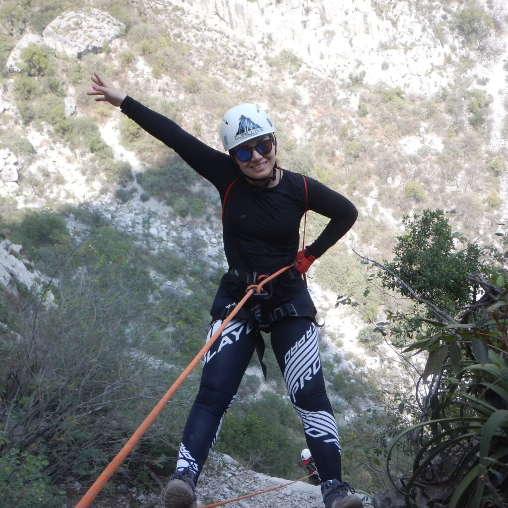 Punto de reunión: 7 am. Entrada al Parque Ecológico La Huasteca
 	Temporada: Todo el año, preferentemente invierno
 	Dificultad: Fácil
 	Retos: Senderismo, escalada asistida, 3 rapeles