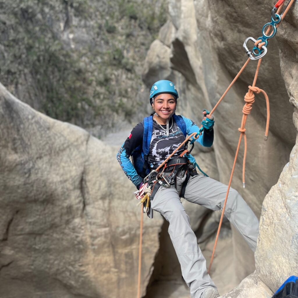Punto de reunión: 6:30 pm. Estacionamiento Hotel Cola de Caballo, Santiago N.L.
Temporada: Marzo a Octubre.
Dificultad: Media.
Retos: Senderismo, nado en río, rapeles, toboganes naturales y mucho más...