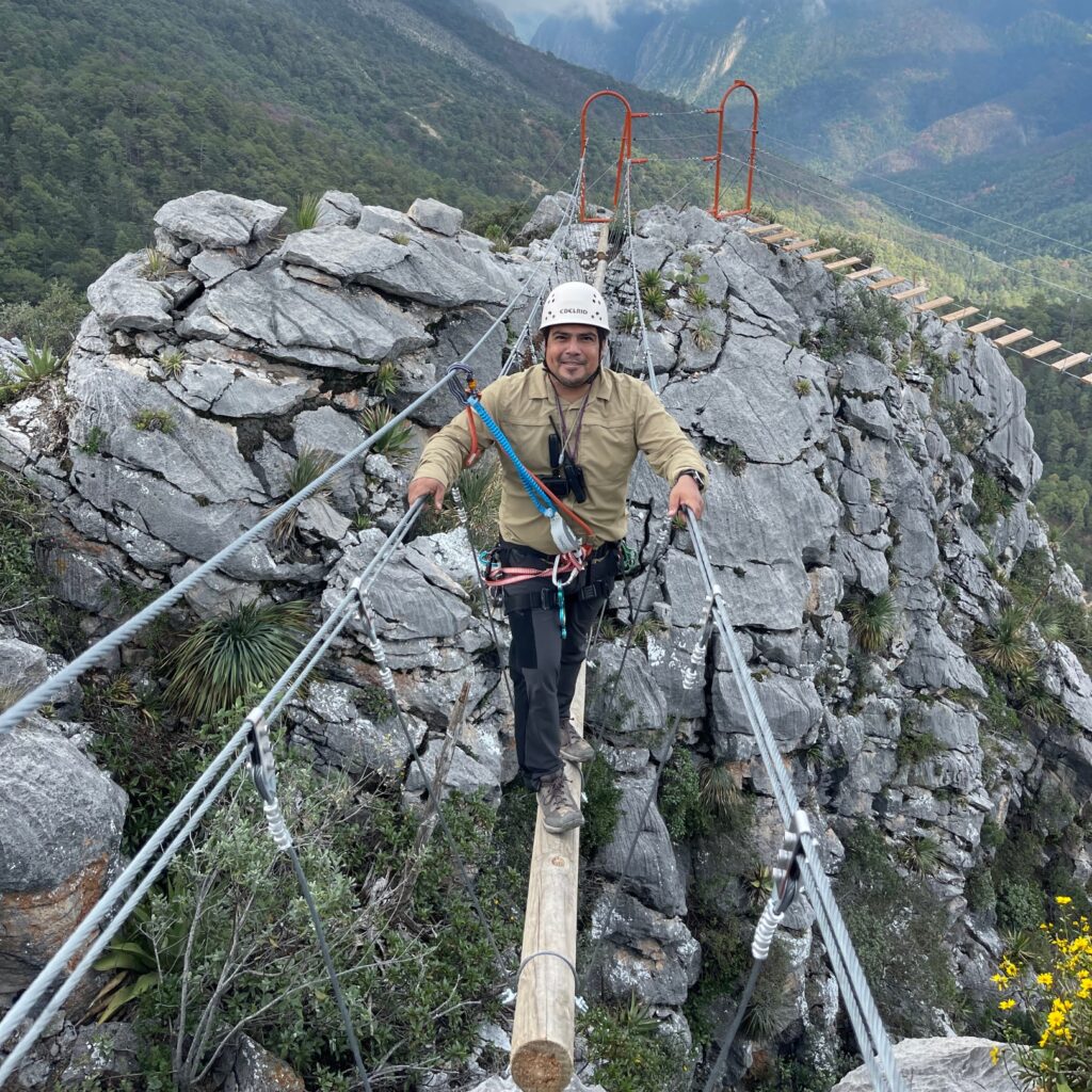 Punto de reunión: Estacionamiento Hotel Cola de Caballo, Santiago N.L.
 	Hora: 6:00 am.
 	Temporada: Todo el año, preferentemente invierno.
 	Dificultad: Media.
 	Retos: Tirolesa, puentes colgantes, rapel, senderismo.
