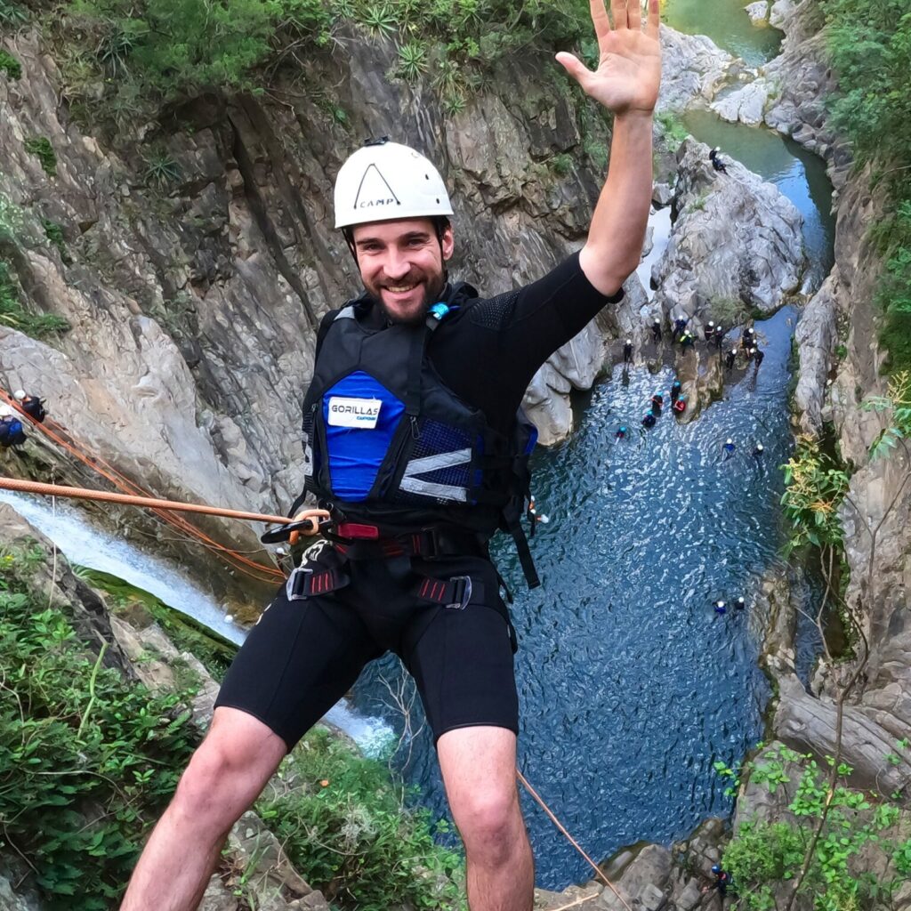 Punto de reunión: 6:30 pm. Estacionamiento Hotel cola de Caballo, Santiago N.L.
 	Temporada: Marzo a Octubre.
 	Dificultad: Intermedia.
 	Retos: Caminata, nado en río, múltiples saltos en agua, 2 rapeles en cascada, toboganes naturales.