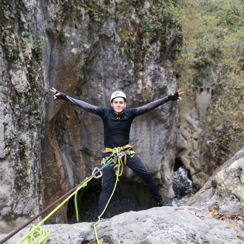 Punto de reunión: 6:30 pm. Estacionamiento Hotel Cola de Caballo, Santiago N.L.
Temporada: Marzo a Octubre.
Dificultad: Media.
Retos: Senderismo, nado en río, rapeles, toboganes naturales y mucho más...