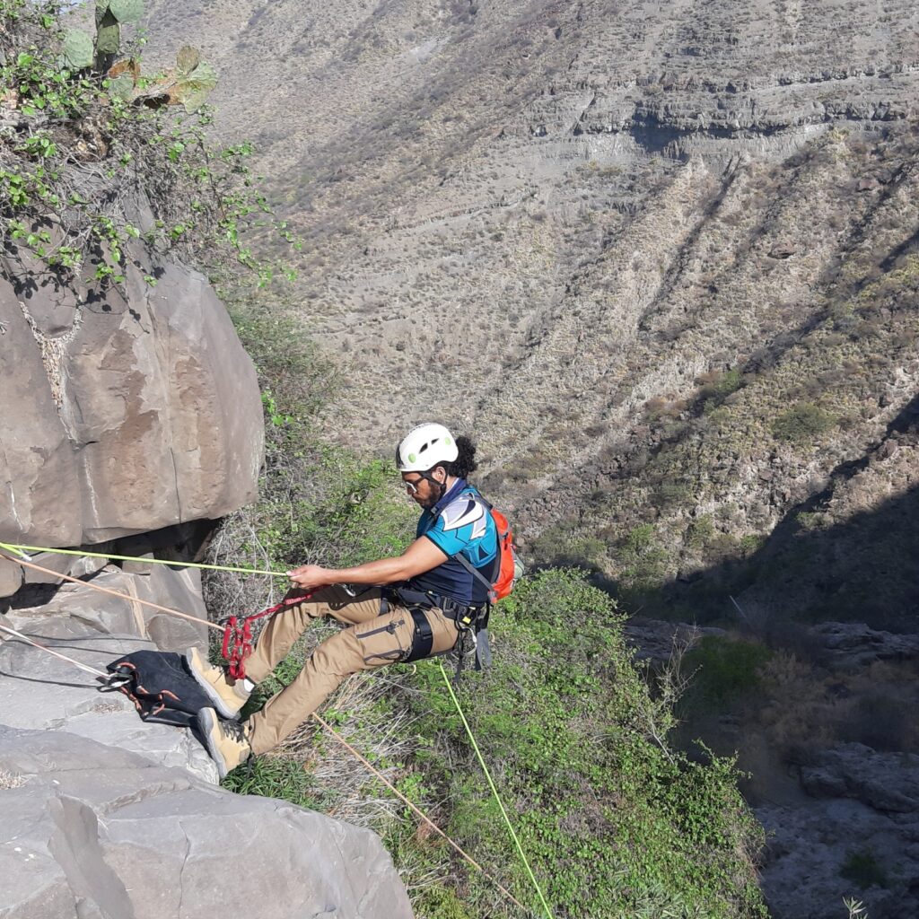 Punto de reunión: 5 am, HEB plaza real Av. Gonzalitos
Temporada: Todo el año, preferentemente verano
Dificultad: Media
Retos: Senderismo, Desescalada, 3 rapeles