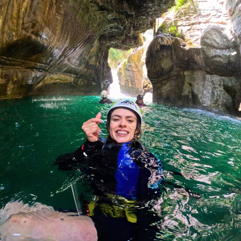 Punto de reunión: 6:30 pm. Estacionamiento Hotel cola de Caballo, Santiago N.L.
 	Temporada: Marzo a Octubre.
 	Dificultad: Intermedia.
 	Retos: Caminata, nado en río, múltiples saltos en agua, 2 rapeles en cascada, toboganes naturales.