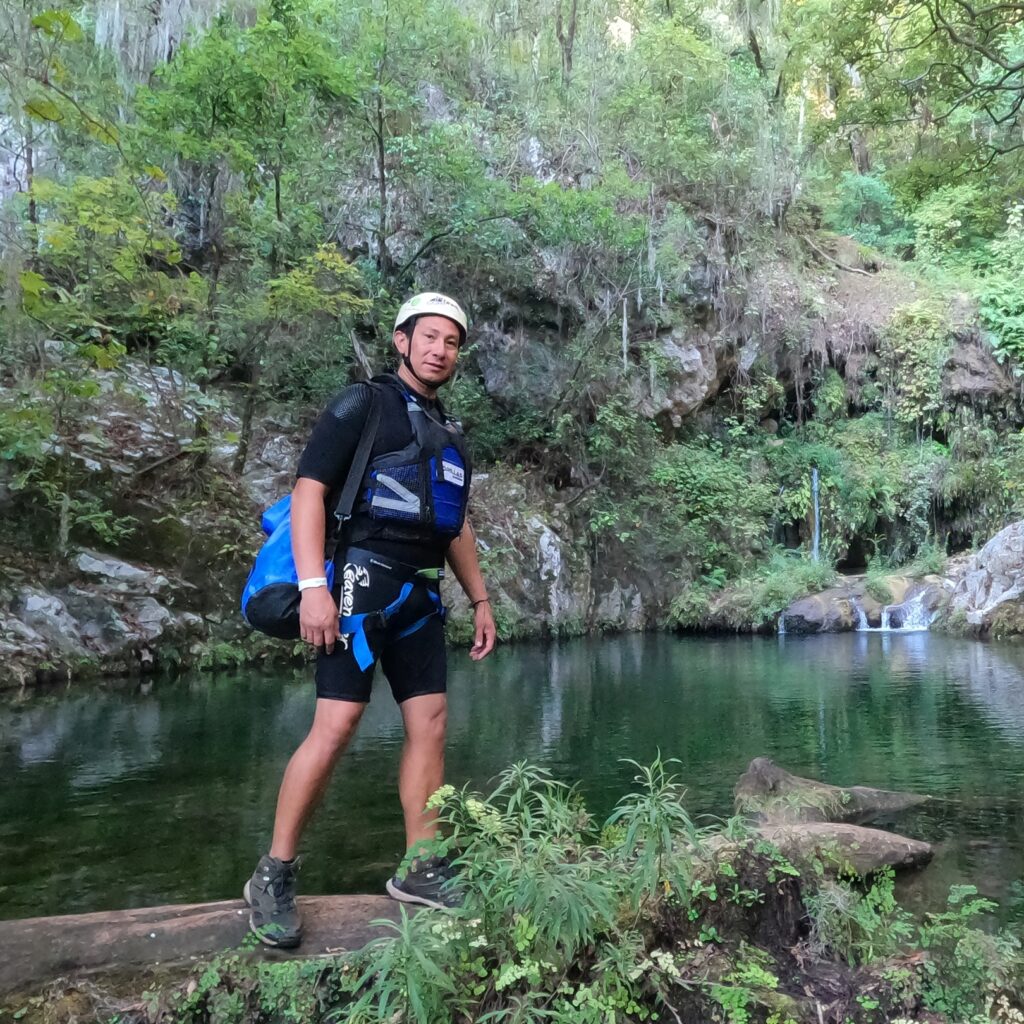 Punto de reunión: 7:00 pm. Estacionamiento Hotel Cola de Caballo, Santiago N.L.
 	Temporada: Marzo a Octubre.
 	Dificultad: Intermedia.
 	Retos: Caminata, nado en río, múltiples saltos al agua, toboganes naturales, vistas impresionantes de la naturaleza.