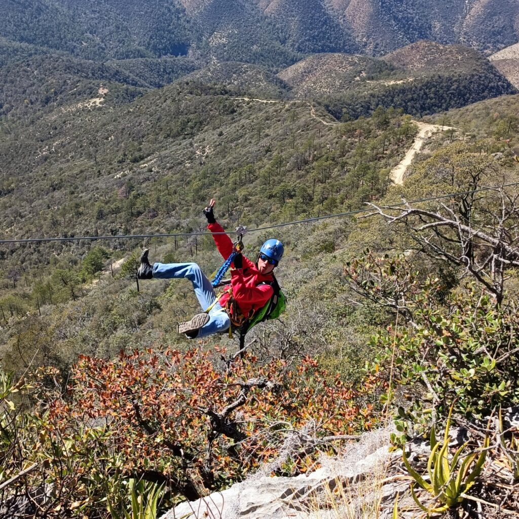 Punto de reunión: Estacionamiento Hotel Cola de Caballo, Santiago N.L.
 	Hora: 6:00 am.
 	Temporada: Todo el año, preferentemente invierno.
 	Dificultad: Media.
 	Retos: Tirolesa, puentes colgantes, rapel, senderismo.