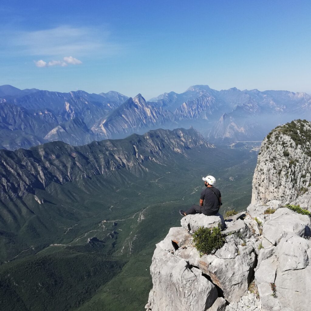 Punto de reunión: 5:30 am. Entrada al Parque Ecológico Chipinque
Temporada: Todo el año, preferentemente invierno
Dificultad: Media - Exigente
Retos: Senderismo, escalada asistida