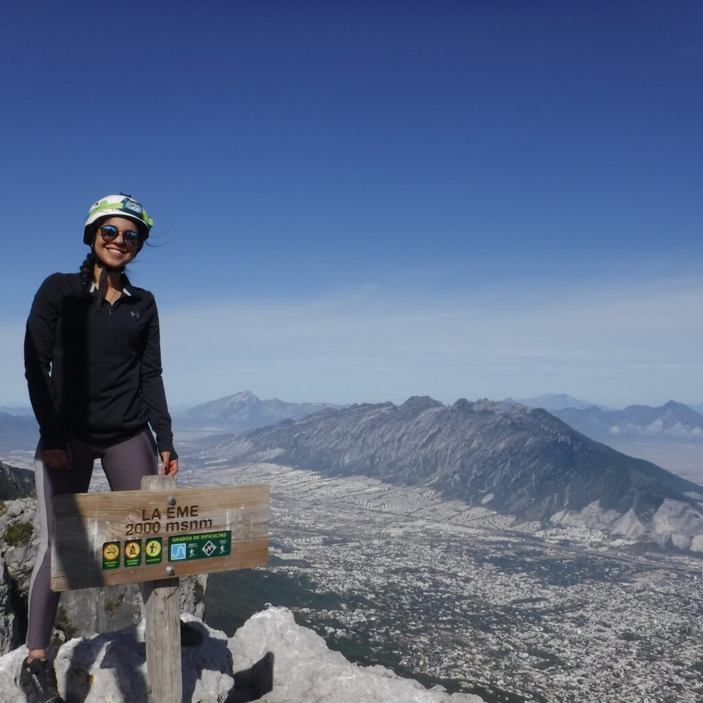 Punto de reunión: 5:30 am. Entrada al Parque Ecológico Chipinque
Temporada: Todo el año, preferentemente invierno
Dificultad: Media - Exigente
Retos: Senderismo, escalada asistida
