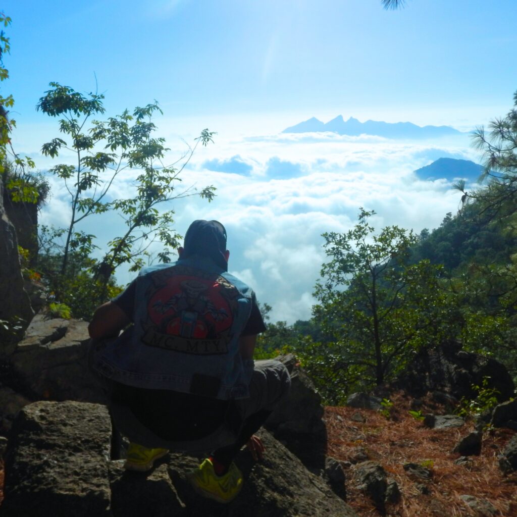Punto de reunión: 5:30 am. Entrada al Parque Ecológico Chipinque
Temporada: Todo el año, preferentemente invierno
Dificultad: Media - Exigente
Retos: Senderismo, escalada asistida