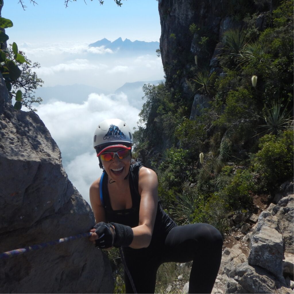 Punto de reunión: 5:30 am. Entrada al Parque Ecológico Chipinque
Temporada: Todo el año, preferentemente invierno
Dificultad: Media - Exigente
Retos: Senderismo, escalada asistida