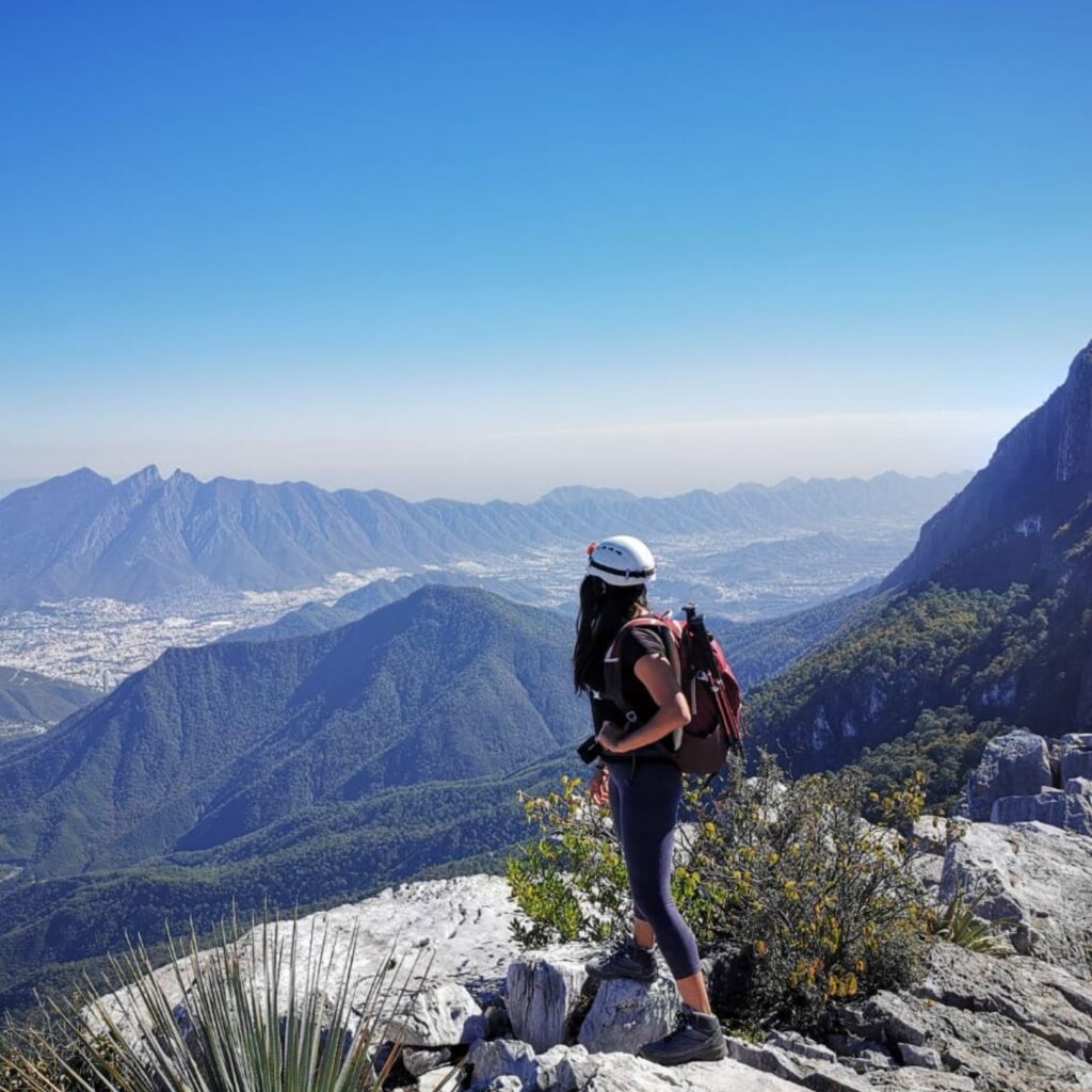 Punto de reunión: 5:30 am. Entrada al Parque Ecológico Chipinque
Temporada: Todo el año, preferentemente invierno
Dificultad: Media - Exigente
Retos: Senderismo, escalada asistida