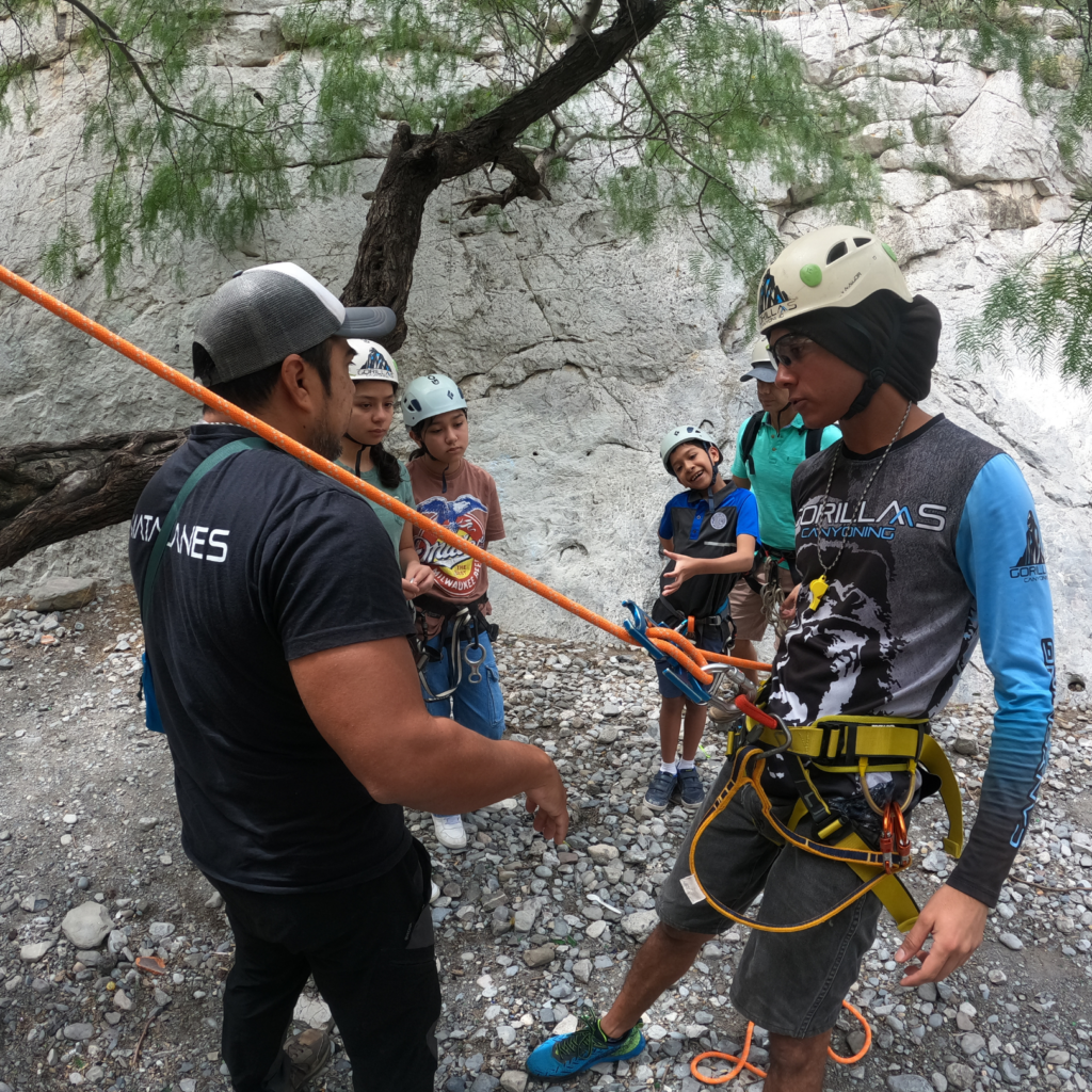 Punto de reunión: 3 pm. Entrada al parque ecológico la Huasteca
 	Temporada: Todo el año
 	Dificultad: Fácil
 	Retos: Senderismo, rapel