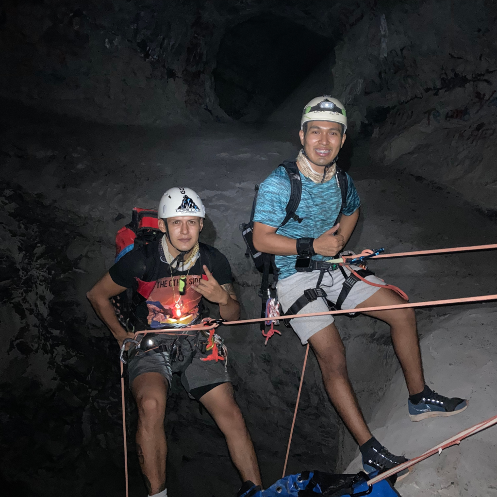 Punto de reunión: 7:00 am. Av. Acueducto 100
Balcones de Anáhuac,66056
Cd Gral Escobedo, N.L.
 	Temporada: Todo el año, preferentemente invierno.
 	Dificultad:  Fácil.
 	Retos: 3 rapeles, senderismo.