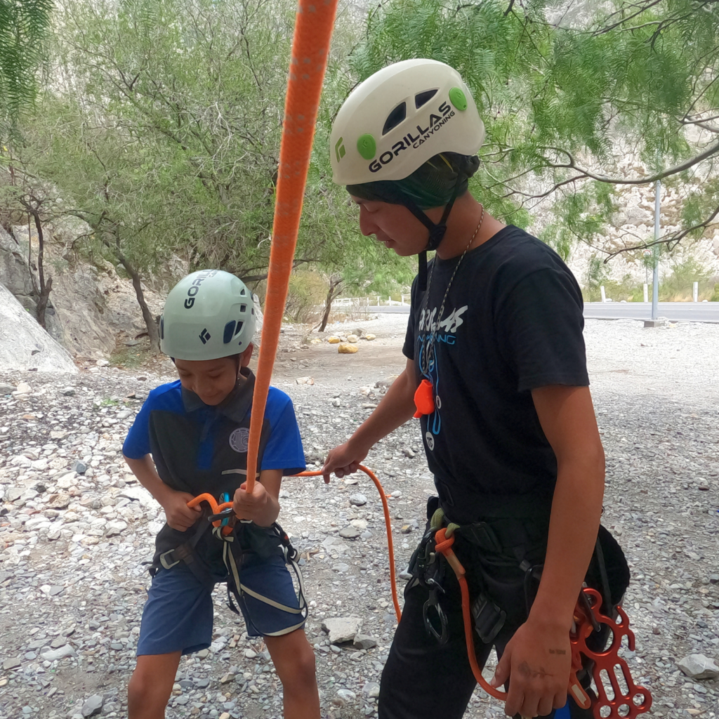 Punto de reunión: 3 pm. Entrada al parque ecológico la Huasteca
 	Temporada: Todo el año
 	Dificultad: Fácil
 	Retos: Senderismo, rapel