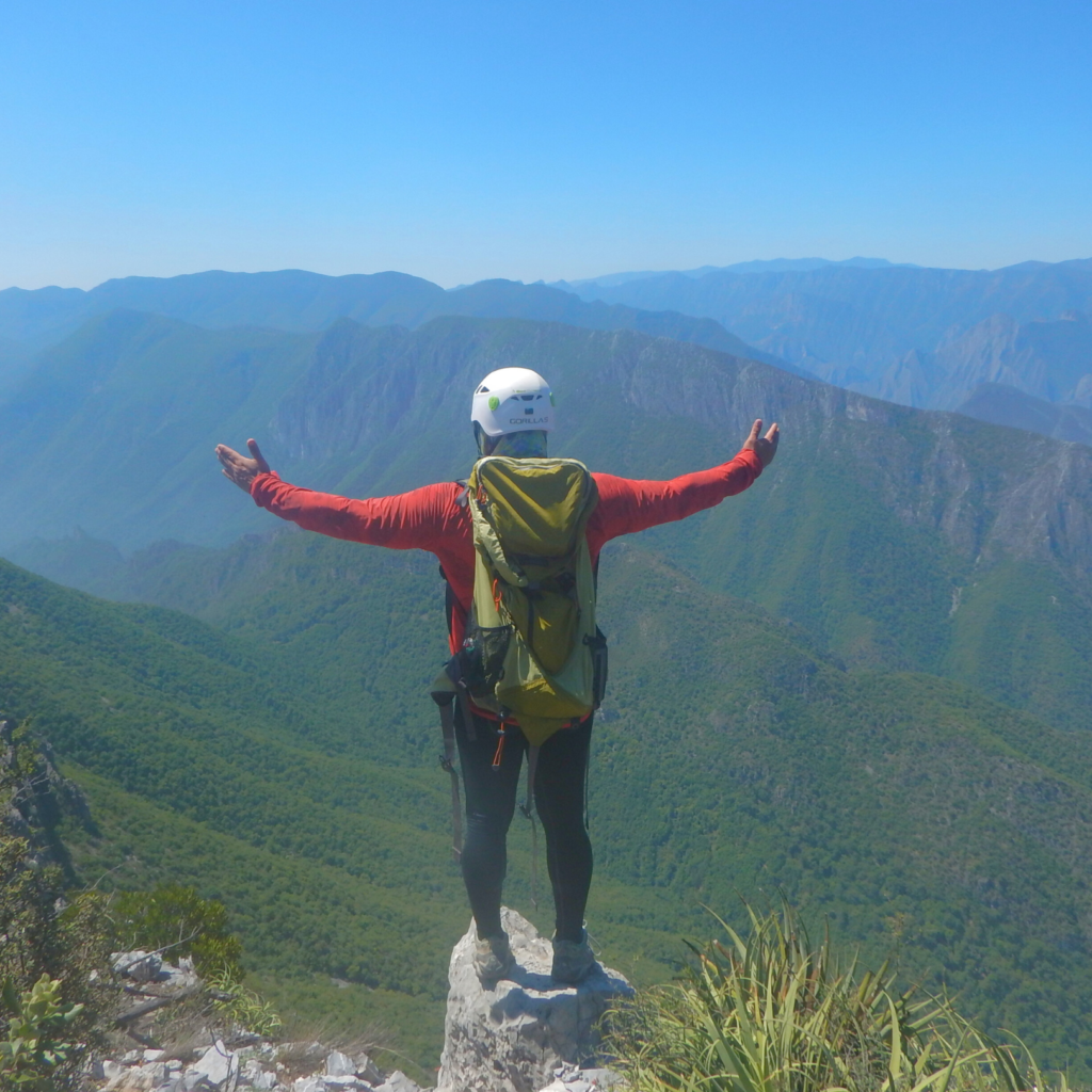 Punto de reunión: 5:30 am. Entrada al Parque Ecológico Chipinque
Temporada: Todo el año, preferentemente invierno
Dificultad: Exigente
Retos: Senderismo, escalada asistida