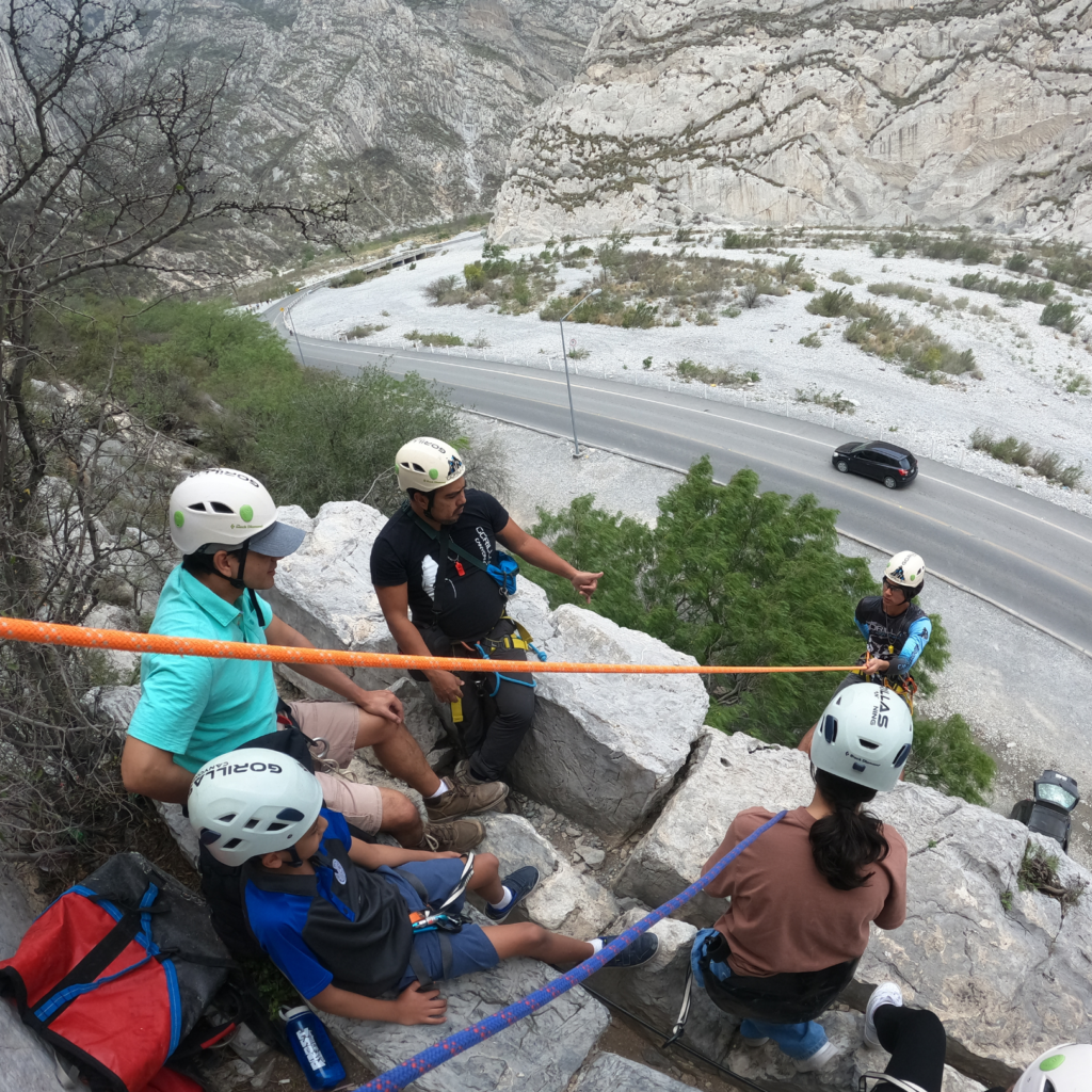 Punto de reunión: 3 pm. Entrada al parque ecológico la Huasteca
 	Temporada: Todo el año
 	Dificultad: Fácil
 	Retos: Senderismo, rapel