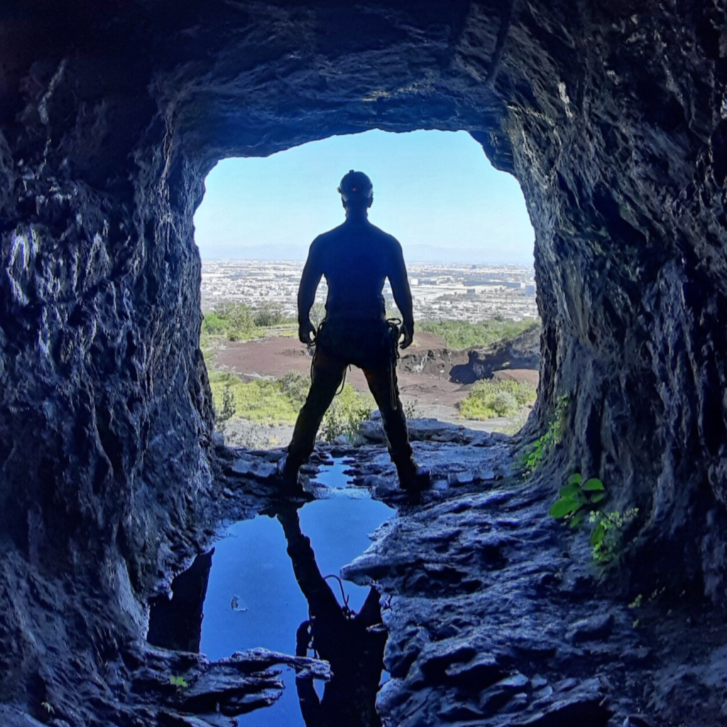 Punto de reunión: 7:00 am. Av. Acueducto 100
Balcones de Anáhuac,66056
Cd Gral Escobedo, N.L.
 	Temporada: Todo el año, preferentemente invierno.
 	Dificultad:  Fácil.
 	Retos: 3 rapeles, senderismo.