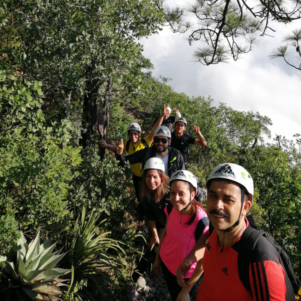 Punto de reunión: 5:30 am. Entrada al Parque Ecológico Chipinque
Temporada: Todo el año, preferentemente invierno
Dificultad: Exigente
Retos: Senderismo, escalada asistida