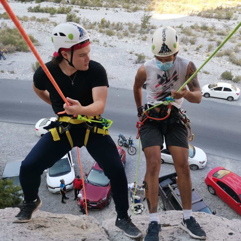 Punto de reunión: 3 pm. Entrada al parque ecológico la Huasteca
 	Temporada: Todo el año
 	Dificultad: Fácil
 	Retos: Senderismo, rapel
