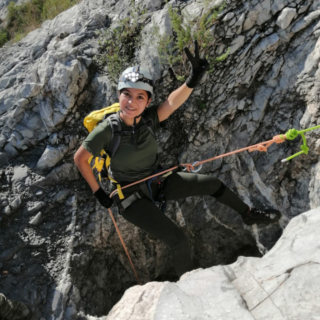 Punto de reunión: 7:00 am. Av. Acueducto 100
Balcones de Anáhuac,66056
Cd Gral Escobedo, N.L.
 	Temporada: Todo el año, preferentemente invierno.
 	Dificultad:  Fácil.
 	Retos: 3 rapeles, senderismo.