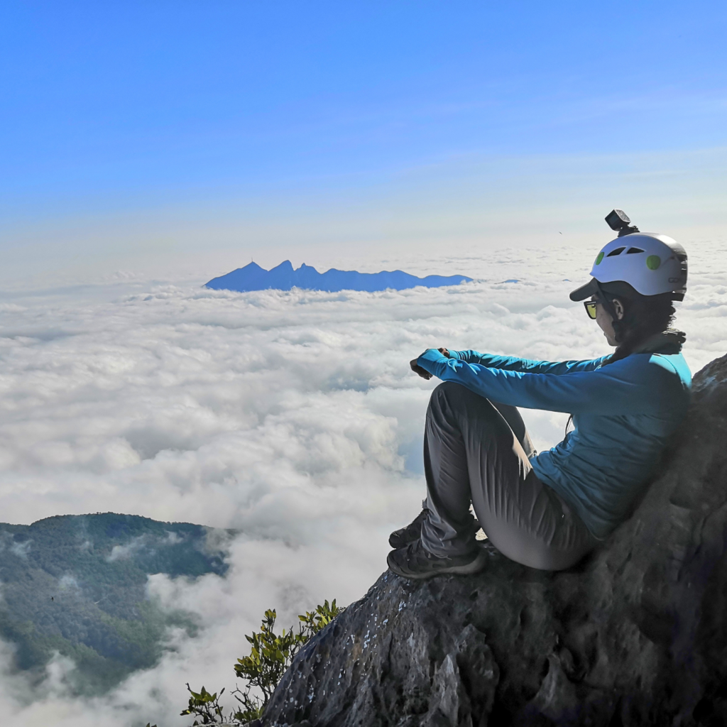 Punto de reunión: 5:30 am. Entrada al Parque Ecológico Chipinque
Temporada: Todo el año, preferentemente invierno
Dificultad: Exigente
Retos: Senderismo, escalada asistida
