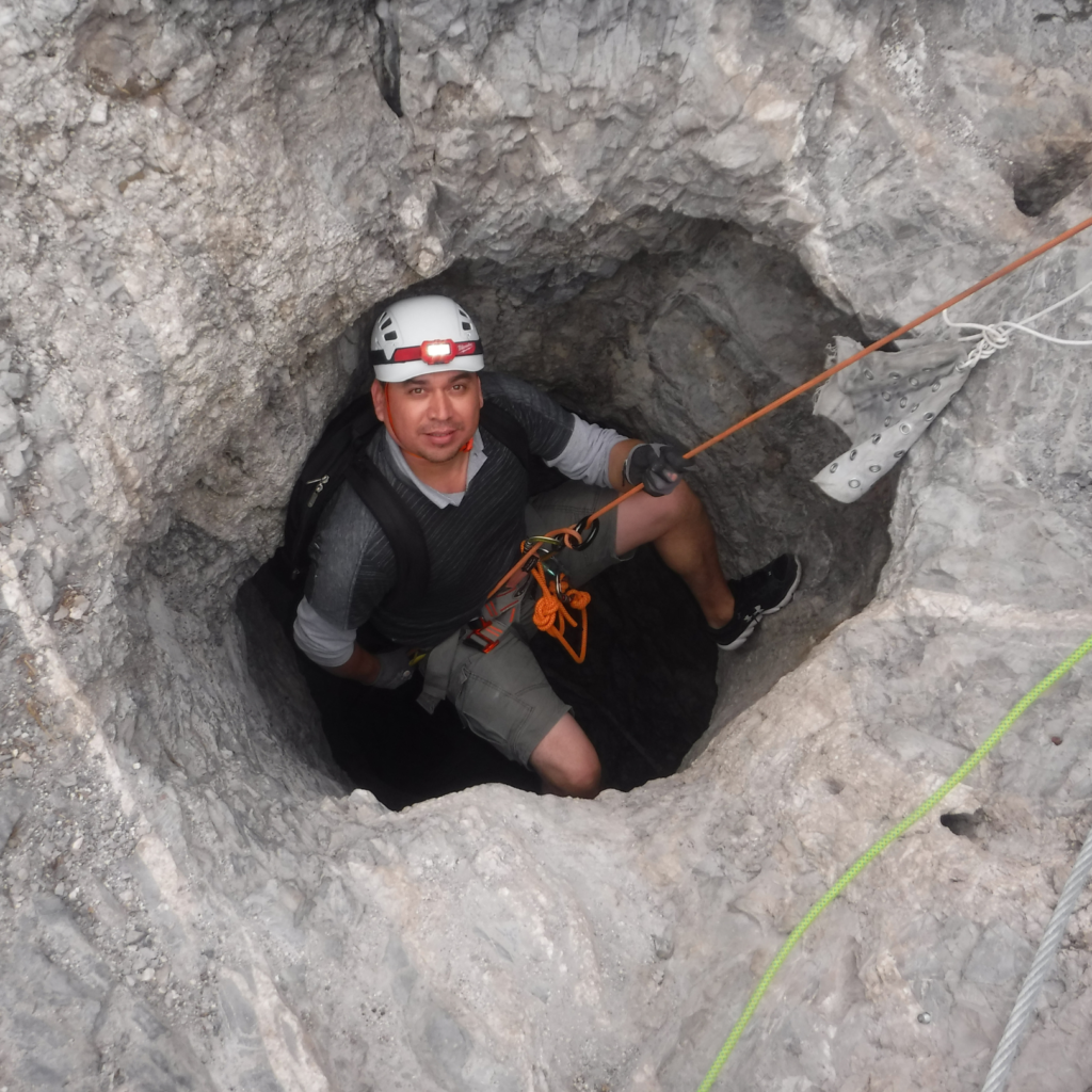 Punto de reunión: 7:00 am. Av. Acueducto 100
Balcones de Anáhuac,66056
Cd Gral Escobedo, N.L.
 	Temporada: Todo el año, preferentemente invierno.
 	Dificultad:  Fácil.
 	Retos: 3 rapeles, senderismo.