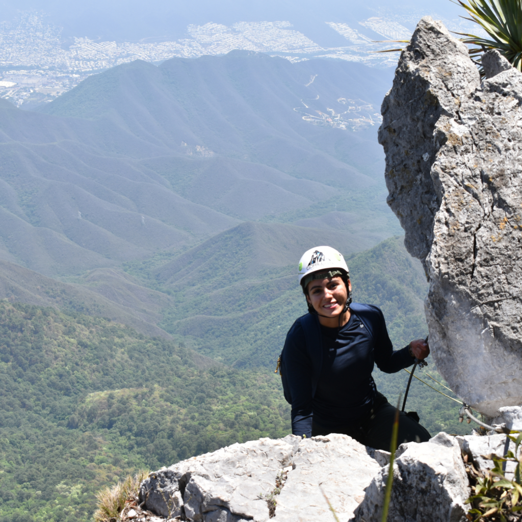 Punto de reunión: 5:30 am. Entrada al Parque Ecológico Chipinque
Temporada: Todo el año, preferentemente invierno
Dificultad: Exigente
Retos: Senderismo, escalada asistida