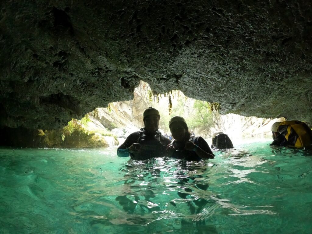 Punto de reunión: 6:30 pm. Estacionamiento Hotel Cola de Caballo. Santiago N.L.
 	Temporada: Marzo a Octubre.
 	Dificultad:  Intermedia.
 	Retos: Caminata, nado en río, múltiples saltos en agua, 2 rapeles en cascada, toboganes naturales.