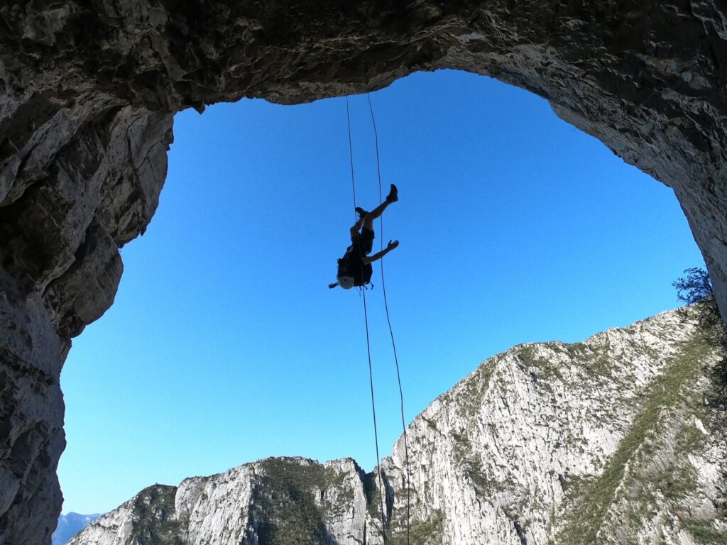 Punto de reunión: 5:00 am. Entrada al Parque Ecológico la Huasteca
 	Temporada: Todo el año, preferentemente invierno
 	Dificultad:  Media
 	Retos: Senderismo, escalada asistida