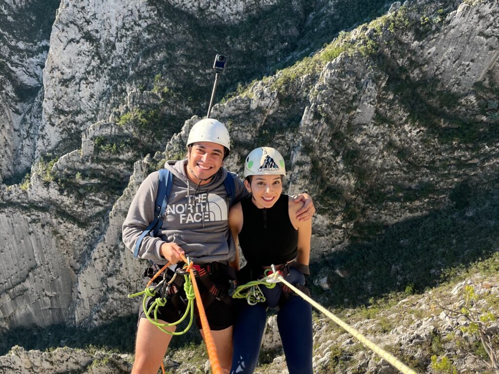 Punto de reunión: 5:00 am. Entrada al Parque Ecológico la Huasteca
 	Temporada: Todo el año, preferentemente invierno
 	Dificultad:  Media
 	Retos: Senderismo, escalada asistida